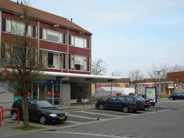 F013079 Winkelcentrum Hanzewijk aan de Dr. Damstraat in 2008, voor de sloop van de wijk.
