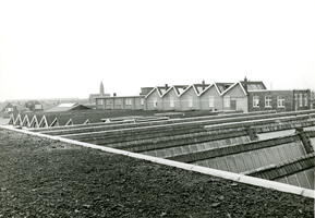 F009593 Een aantal daken die toebehoren aan de Koningklijke Berk Emaillefabrieken aan de Noordweg, op deze foto glazen ...