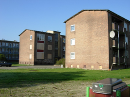 F013086 De voor- en achterzijde van de flats in de Sint Olafstraat, gezien vanuit de Dr. Damstraat in de periode ...