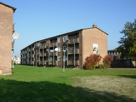 F013087 De achterzijde van de flats in de Skonenvaarderstraat, gezien vanuit de Dr. Damstraat in de periode 2007-2008 ...