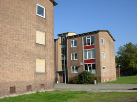 F013088 De hoekzijde van de flats in de Skonenvaarderstraat, gezien vanuit de Dr. Damstraat in de periode 2007-2008 ...