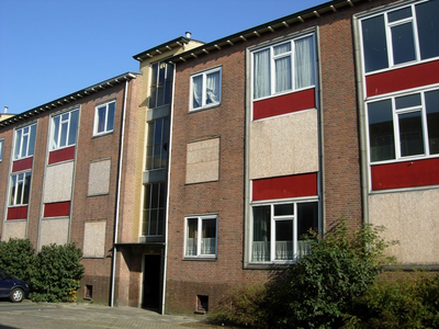 F013089 Flatwoningen in de Sint Olafstraat in de periode 2007-2008, voor en tijdens de sloop van de wijk.