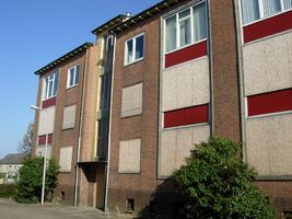F013090 Flatwoningen in de Sint Olafstraat in de periode 2007-2008, voor en tijdens de sloop van de wijk.