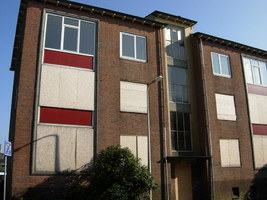 F013091 Flatwoningen in de Sint Olafstraat in de periode 2007-2008, voor en tijdens de sloop van de wijk.