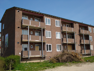 F013092 Achter- en balkonzijde van de flatwoningen in de Sint Olafstraat in de periode 2007-2008, voor en tijdens de ...