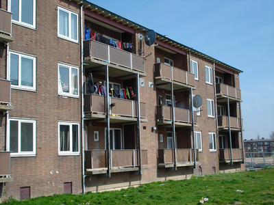 F013094 Achter- en balkonzijde van de flatwoningen in de Sint Olafstraat in de periode 2007-2008, voor en tijdens de ...