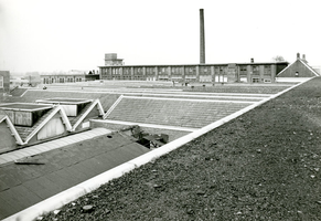 F009594 Diverse daken van gebouwen die toebehoren aan de Koningklijke Berk Emaillefabrieken aan de Noordweg, links van ...