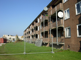F013095 Achter- en balkonzijde van de flatwoningen in de Sint Olafstraat in 2007, voor en tijdens de sloop van de wijk.