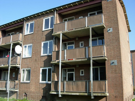 F013096 Achter- en balkonzijde van de flatwoningen in de Sint Olafstraat in 2007, voor en tijdens de sloop van de wijk.
