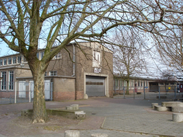 F013101 Schoolplein van de voormalige LTS voor en tijdens de sloop van de school/Hanzewijk. In 1951 werd aan de Dr. ...