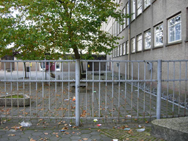 F013102 Schoolplein van de voormalige LTS voor en tijdens de sloop van de school/Hanzewijk. In 1951 werd aan de Dr. ...