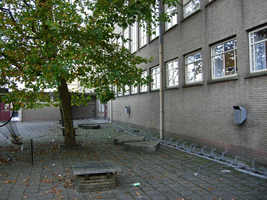 F013103 Schoolplein van de voormalige LTS voor en tijdens de sloop van de school/Hanzewijk. In 1951 werd aan de Dr. ...