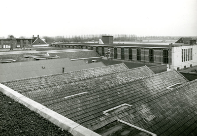 F009595 Diverse gebouwen, waaronder het magazijn en kantoor, op de voorgrond het dak van een afdeling dat toebehoort ...