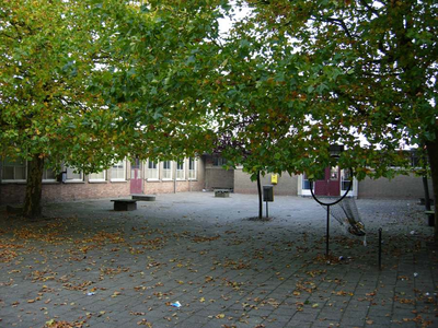 F013104 Schoolplein van de voormalige LTS voor en tijdens de sloop van de school/Hanzewijk. In 1951 werd aan de Dr. ...