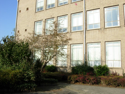 F013107 De voorzijde van de voormalige LTS voor en tijdens de sloop van de school/Hanzewijk. In 1951 werd aan de Dr. ...