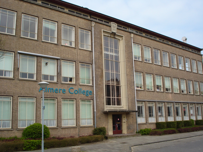 F013109 De voorzijde met hoofdingang van de voormalige LTS aan de Dr. Damstraat voor en tijdens de sloop van de ...