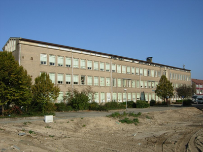 F013110 De gehele voorzijde van de voormalige LTS aan de Dr. Damstraat voor en tijdens de sloop van de ...