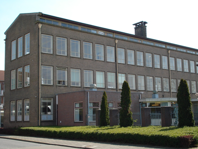 F013112 De gevelzijde van de voormalige LTS aan de Ommelandsingel voor en tijdens de sloop van de school/Hanzewijk. In ...