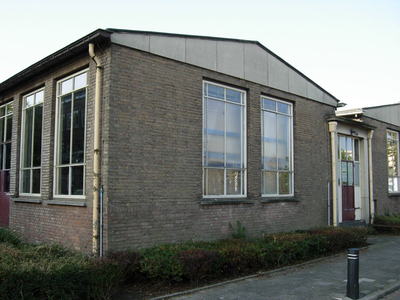 F013113 De gevelzijde van de voormalige LTS aan de Ommelandsingel voor en tijdens de sloop van de school/Hanzewijk. In ...