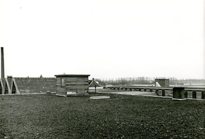 F009596 Aantal daken van diverse afdelingen die toebehoren aan de Koningklijke Berk Emaillefabrieken aan de Noordweg.