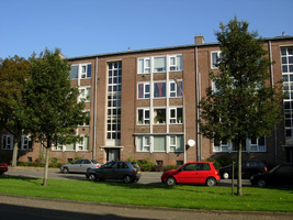 F013116 Flatwoningen in de Hanzelaan in 2007, voor en tijdens de sloop van de Hanzewijk. In 1951 werd aan de Dr. ...