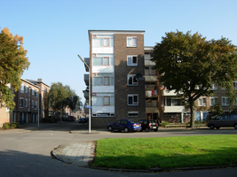 F013118 Flatwoningen in de Hanzelaan hoek Volcmarstraat in 2007 voor en tijdens de sloop van de Hanzewijk. In 1951 werd ...