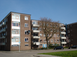 F013119 Flatwoningen in de Hanzelaan nabij hoek Volcmarstraat in 2008 voor en tijdens de sloop van de Hanzewijk. In ...