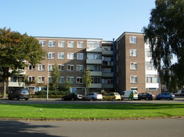 F013121 Flatwoningen in de Hanzelaan in 2007 voor en tijdens de sloop van de Hanzewijk. In 1951 werd aan de Dr. ...