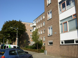 F013122 Flatwoningen in de Hanzelaan in 2007 voor en tijdens de sloop van de Hanzewijk. In 1951 werd aan de Dr. ...