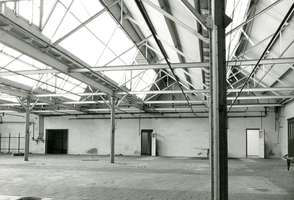 F009597 De verlaten draaierij na de sluiting van de Koningklijke Kamper Emaillefabriek Berk in het jaar 2000.