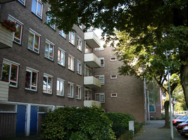 F013124 Flatwoningen in de Hanzelaan in 2007 voor en tijdens de sloop van de Hanzewijk. In 1951 werd aan de Dr. ...