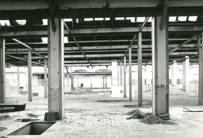 F009598 De verlaten draaierij na de sluiting van de Koningklijke Kamper Emaillefabriek Berk in het jaar 2000.