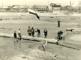 F002657 Opspuitingswerkzaamheden voor de Hanzewijk ter hoogte van de Louise de Colignysingel, hoek Oranjesingel. Rechts ...