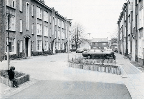 F004500 De Groen van Prinstererstraat na de renovatie van de Hanzewijk, achter de geparkeerde auto's is een klein ...