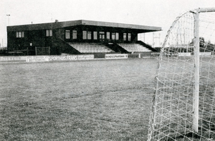 F004501 Tribune van voetbalvereniging K.H.C., opgericht 14 juni 1914.