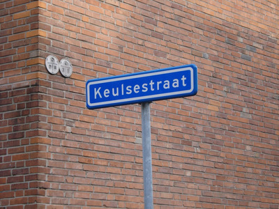 F013129 Straatnaambord Keulsestraat op de hoek van Keulsestraat en Volcmarstraat.