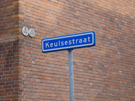 F013129 Straatnaambord Keulsestraat op de hoek van Keulsestraat en Volcmarstraat.