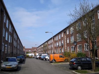 F013131 Voorzijde van de flatwoningen in de Keulsestraat in de Hanzewijk voor en tijdens de sloop van de Hanzewijk..