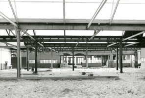 F009599 De verlaten draaierij na de sluiting van de Koningklijke Kamper Emaillefabriek Berk in het jaar 2000.