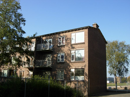 F013135 Balkon/achterzijde van de woningflat aan de Volcmarstraat in de Hanzewijk voor en tijdens de sloop van de Hanzewijk..