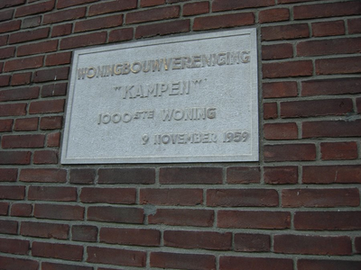 F013136 Plaquette aan de 1000e woning van woningbouwvereniging Kampen in de Hanzewijk. De betreffende woning bevond ...