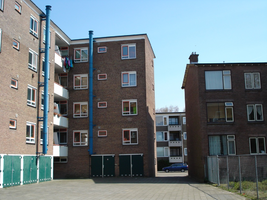 F013137 Balkon/achterzijde woningflats aan de Hanzelaan en de J.H. Kokstraat in de Hanzewijk voor en tijdens de sloop ...