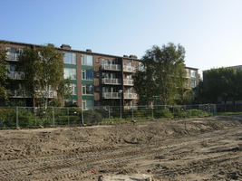 F013127 Skonenvaardersstraat met uitzicht op de balkonzijde van de flatwoningen aan de Hanzelaan tijdens de sloop van ...