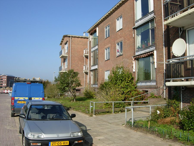 F013145 Voorzijde van de woonflats aan de Rondweg in de Hanzewijk voor en tijdens de sloop van de Hanzewijk..