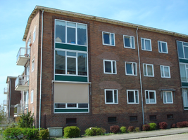 F013146 Woonflat op de hoek Rondweg en J.H. Kokstraat in de Hanzewijk voor en tijdens de sloop van de Hanzewijk..