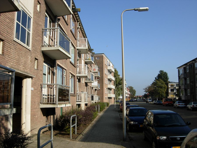 F013151 Voorzijde van de woonflats aan de J.H. Kokstraat in de Hanzewijk voor en tijdens de sloop van de Hanzewijk..
