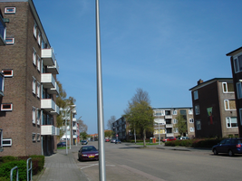 F013152 Voorzijde van de woonflats aan de J.H. Kokstraat in de Hanzewijk voor en tijdens de sloop van de Hanzewijk..