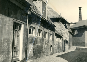 F000035 Boerderij met hooiberg aan de Kalverhekkenweg nr. 4, gezien vanaf dezelfde weg aan de andere zijde in de ...