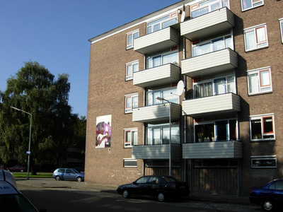 F013155 Woonflat aan de J.H. Kokstraat, op de hoek met de Hanzelaan in de Hanzewijk voor en tijdens de sloop van de ...