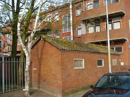 F013159 De balkon/achterzijde van de woonflats aan de dr. Damstraat in de Hanzewijk.